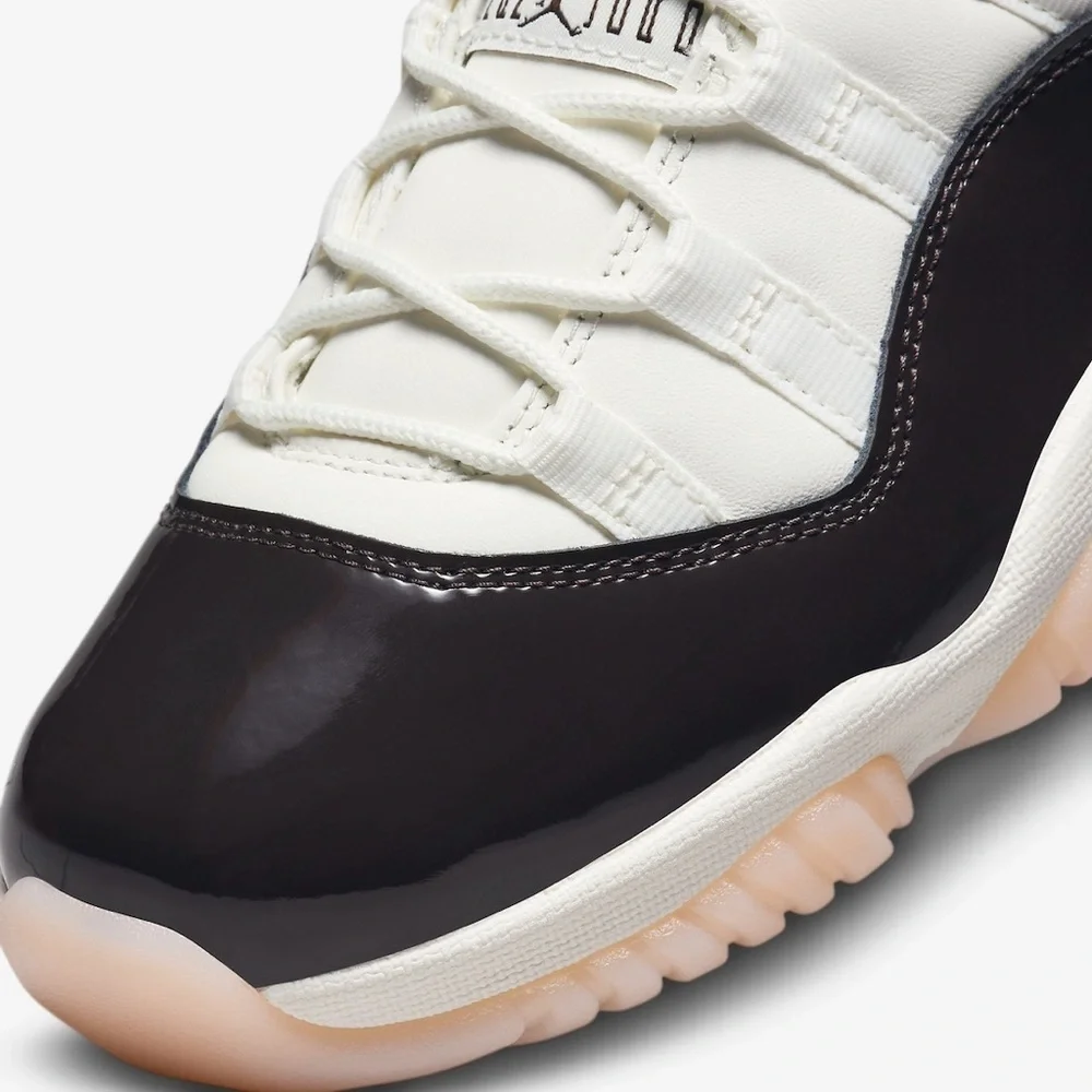 WOMEN'S AIR JORDAN 11 RETRO - 